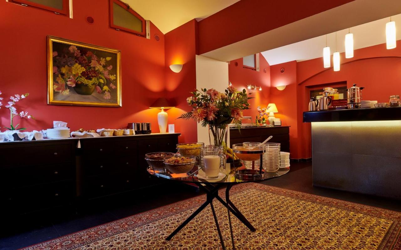 La Boutique Hotell Prag Exteriör bild